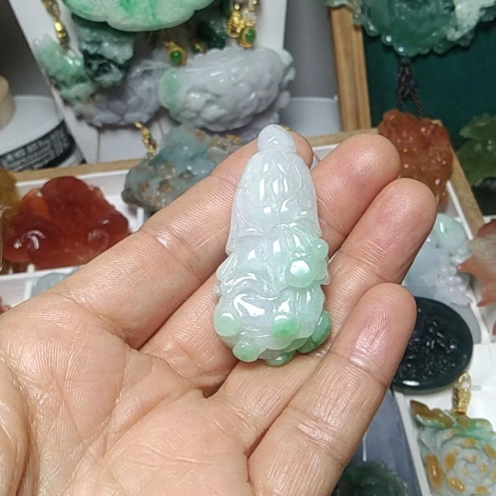 翡翠吊坠(赠链)未镶嵌