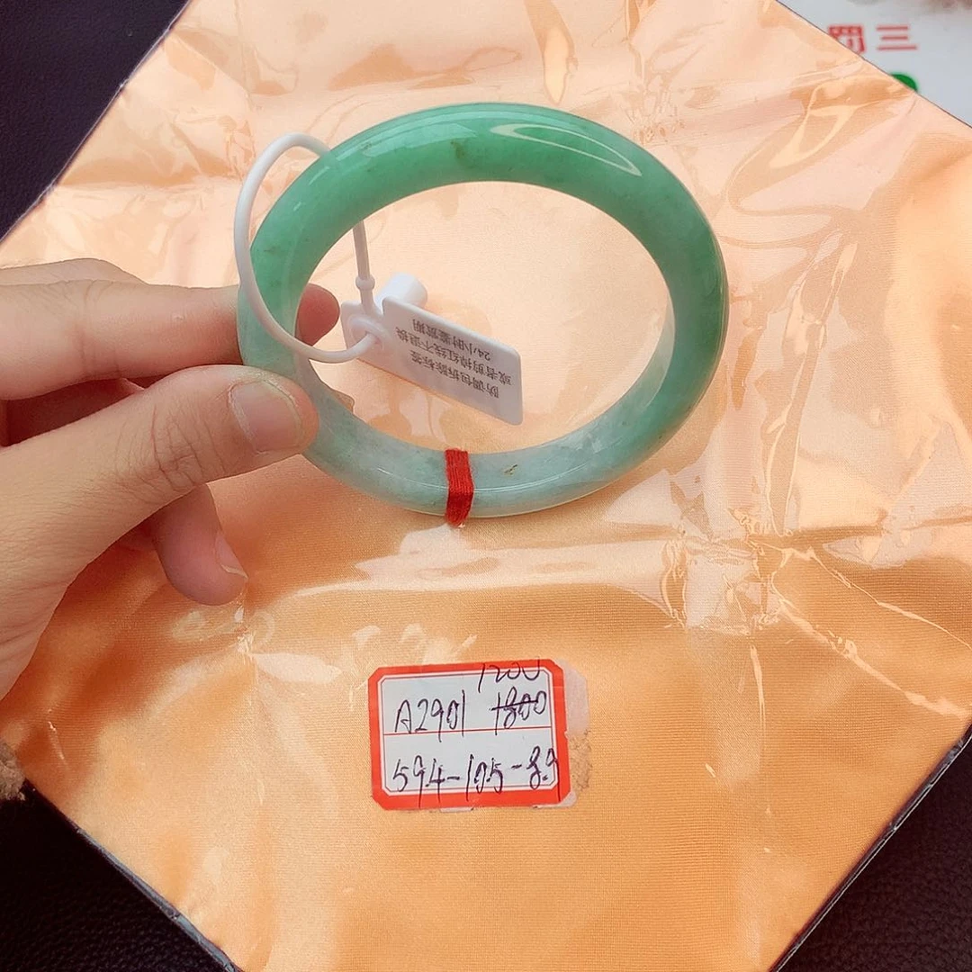 翡翠手镯未镶嵌翡翠