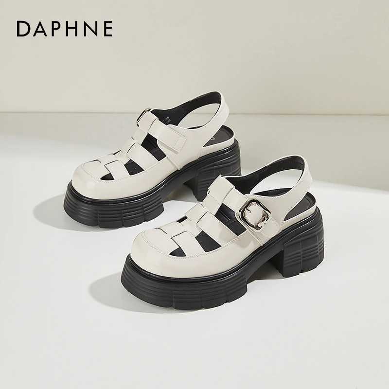 达芙妮厚底罗马凉鞋女款2025新款夏季白色复古镂空包头编织猪笼鞋