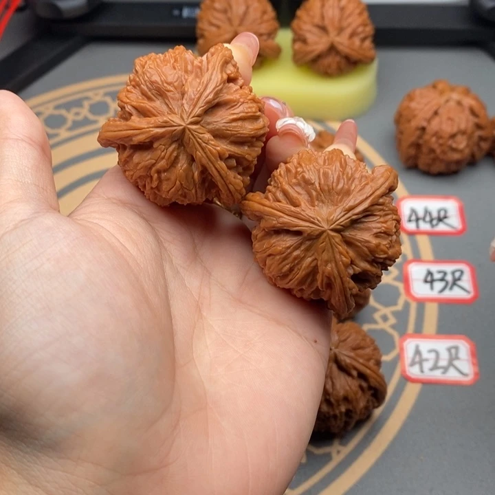 把件文玩核桃黄**馍44白狮子三棱