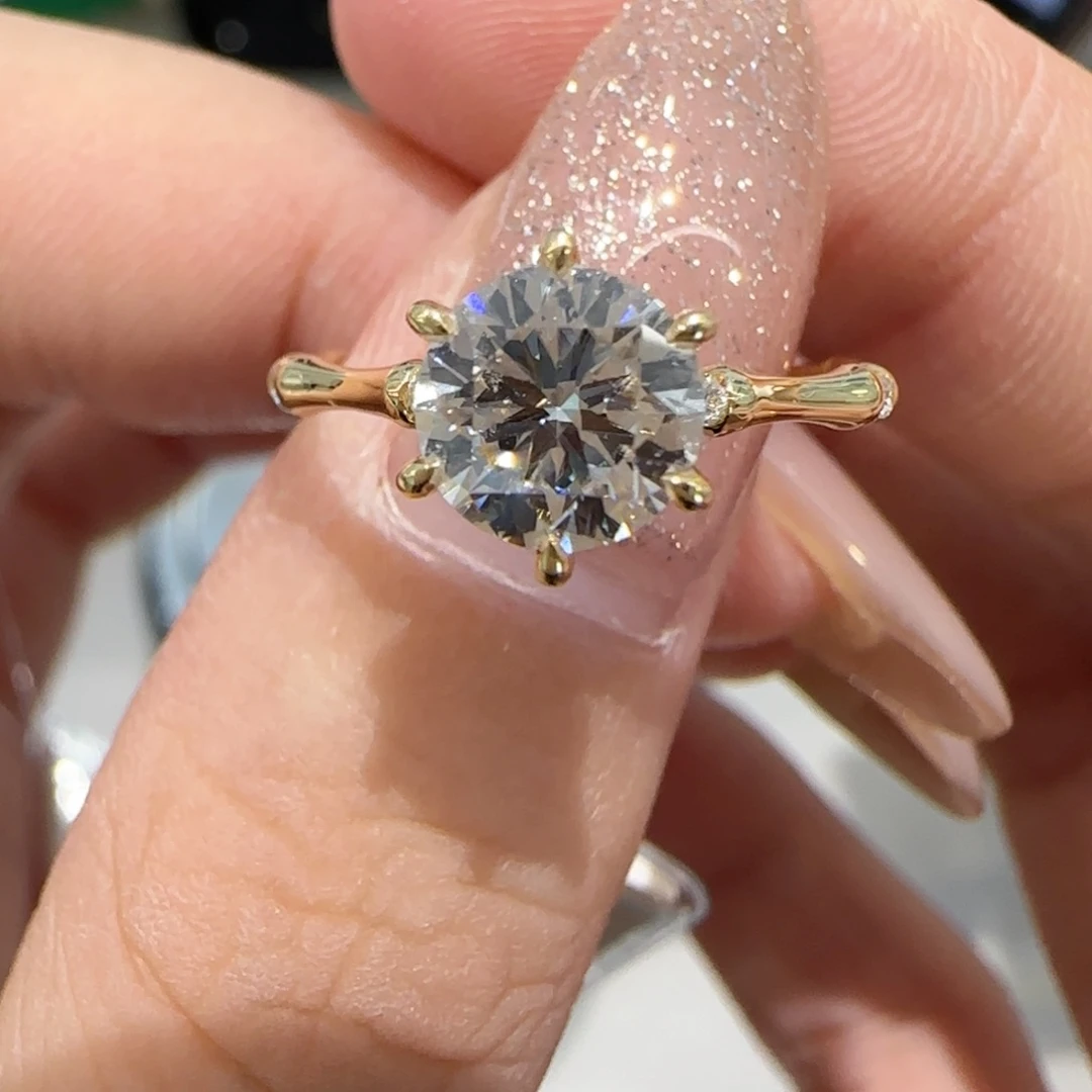 18K金镶嵌实验室培育钻石竹节六爪1卡