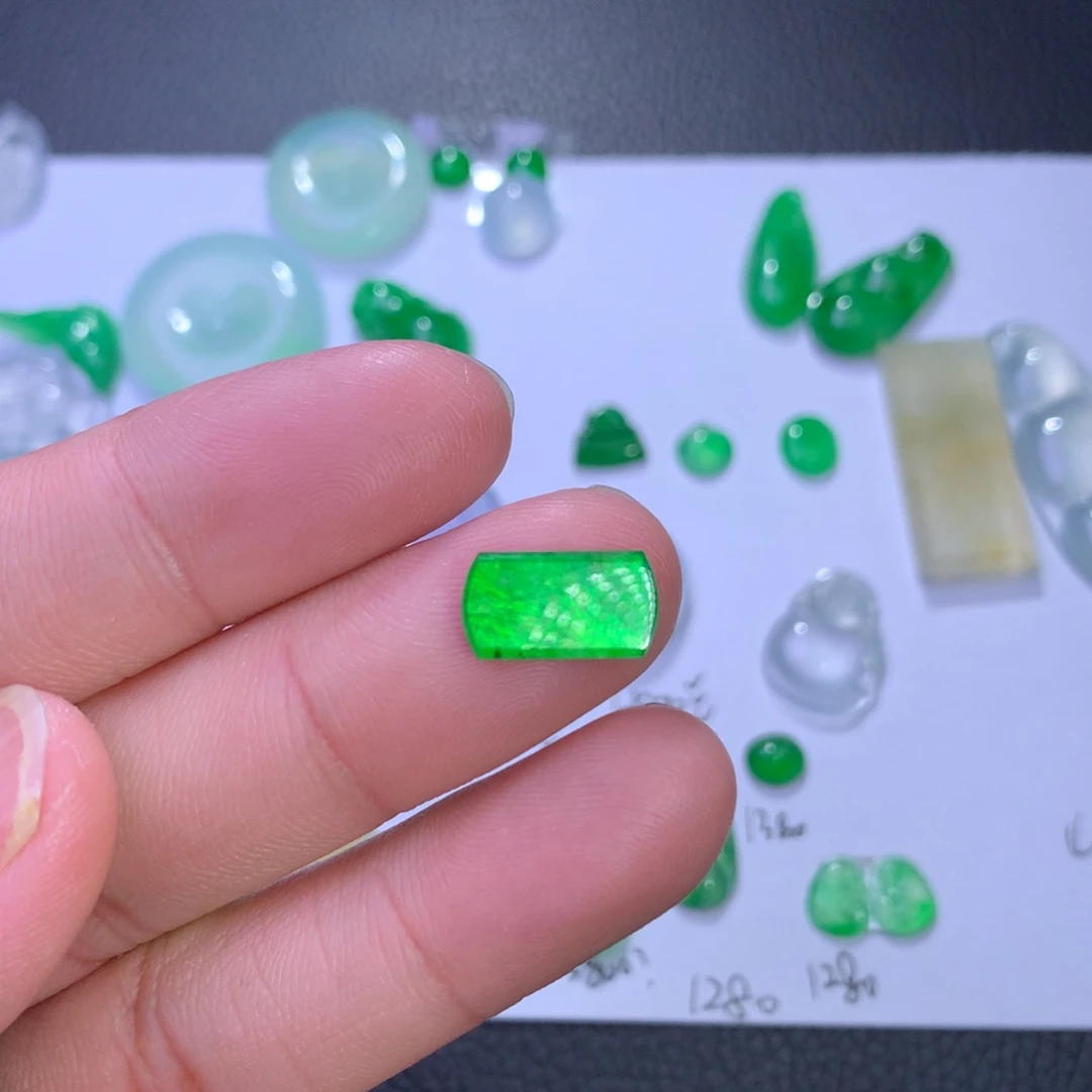 翡翠未镶嵌颈饰天然翡翠W货绿马鞍