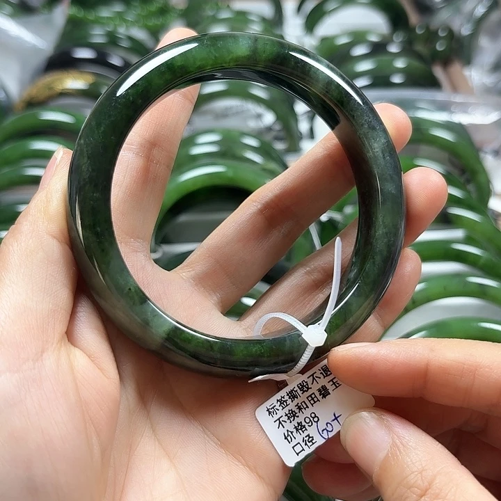 和田玉（碧玉）未镶嵌手镯花绿60微瑕