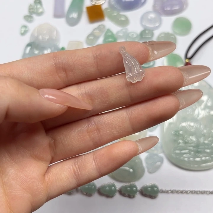 翡翠颈饰未镶嵌冰种小莲蓬