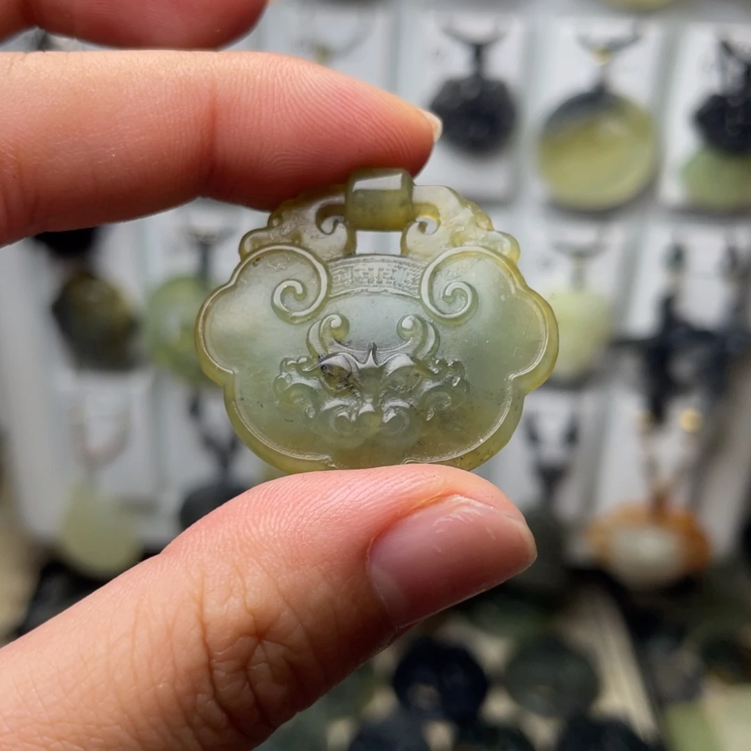 岫玉未镶嵌颈饰兽面锁