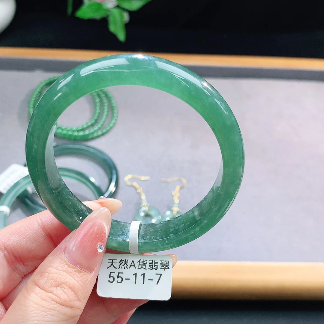 未镶嵌手镯（圆镯）翡翠