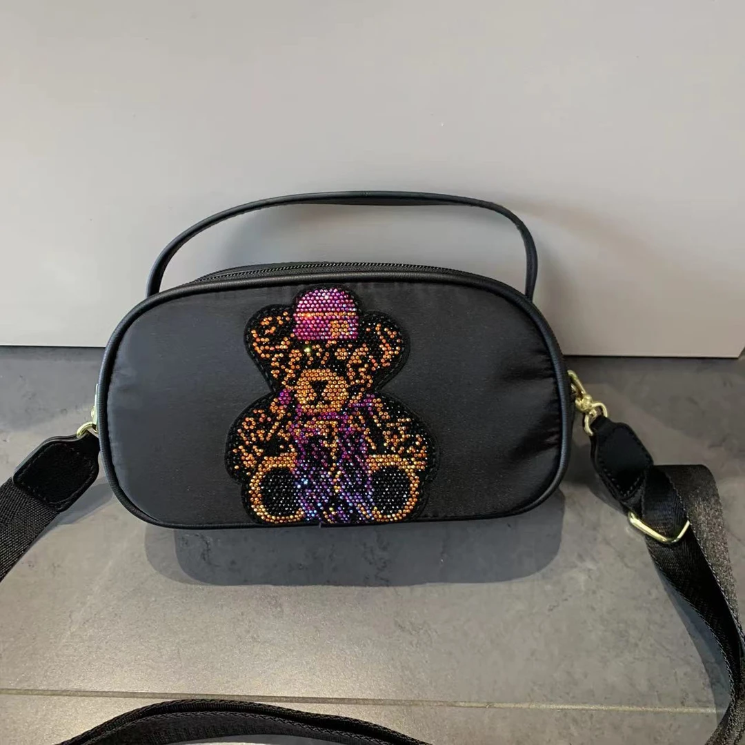 DICK BEAR/迪克熊9849新款横版加钻防水布料手提斜挎包女士包