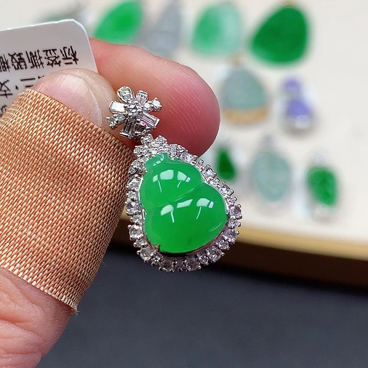翡翠18K金镶嵌颈饰