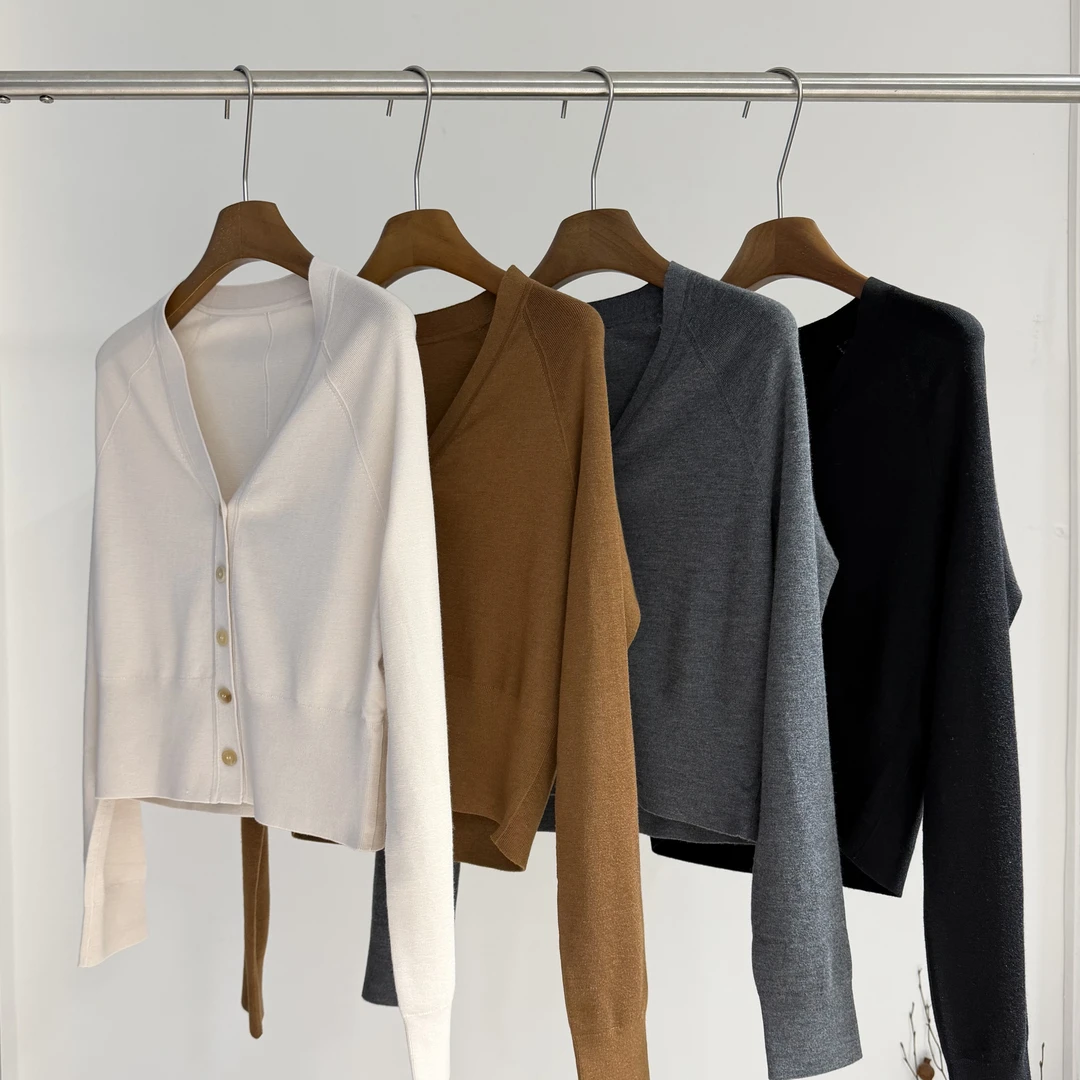 陈邓邓 “精致女士”100%羊毛极简风气质V领插肩袖短款针织开衫3110