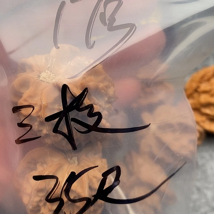 文玩核桃吊坠三棱