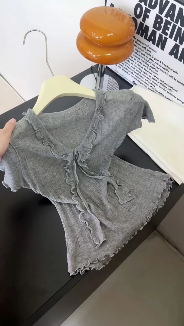 灰色V领正肩针织短袖T恤女夏季修身短款2025新款蕾丝花边纯欲上衣