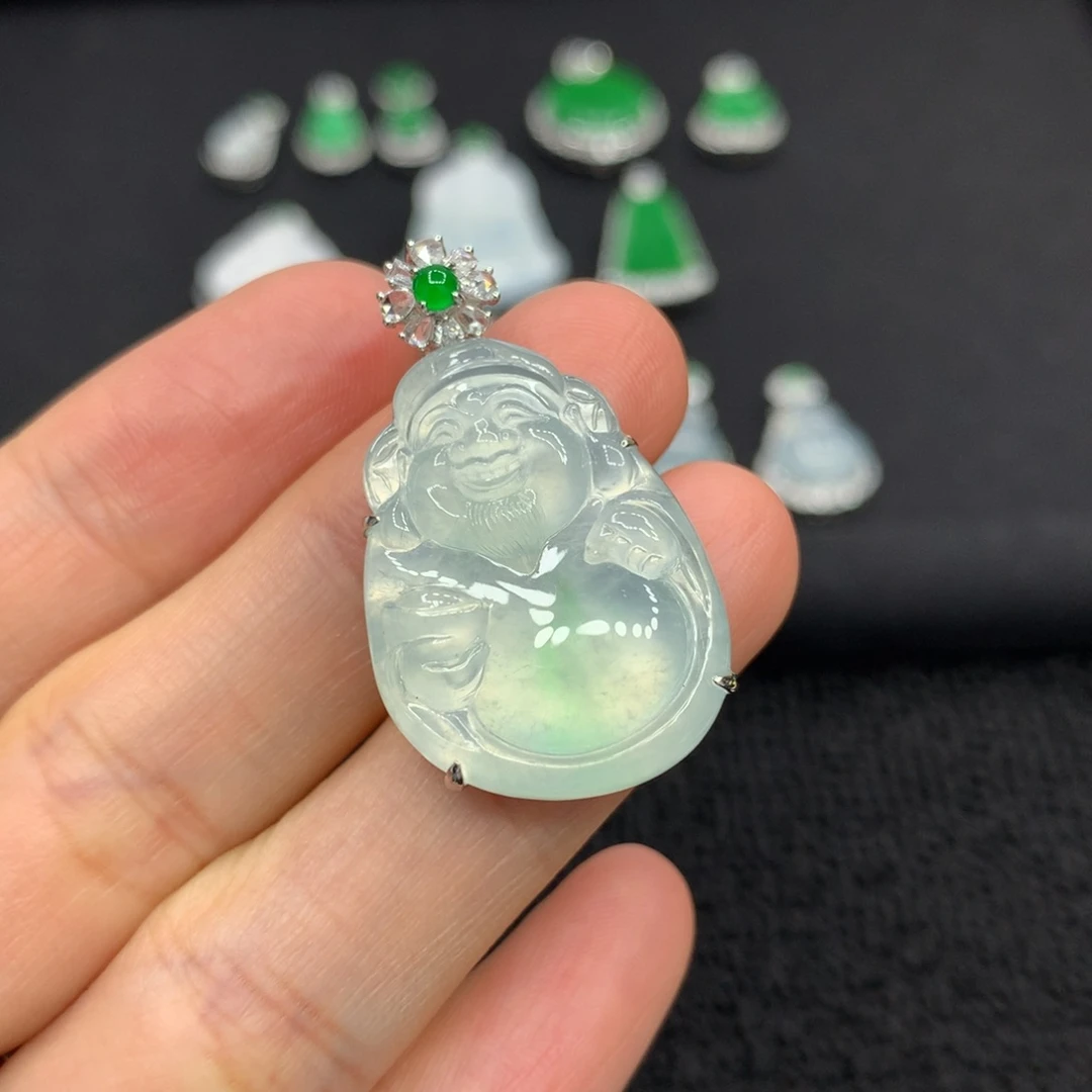 翡翠18K金镶嵌颈饰财神