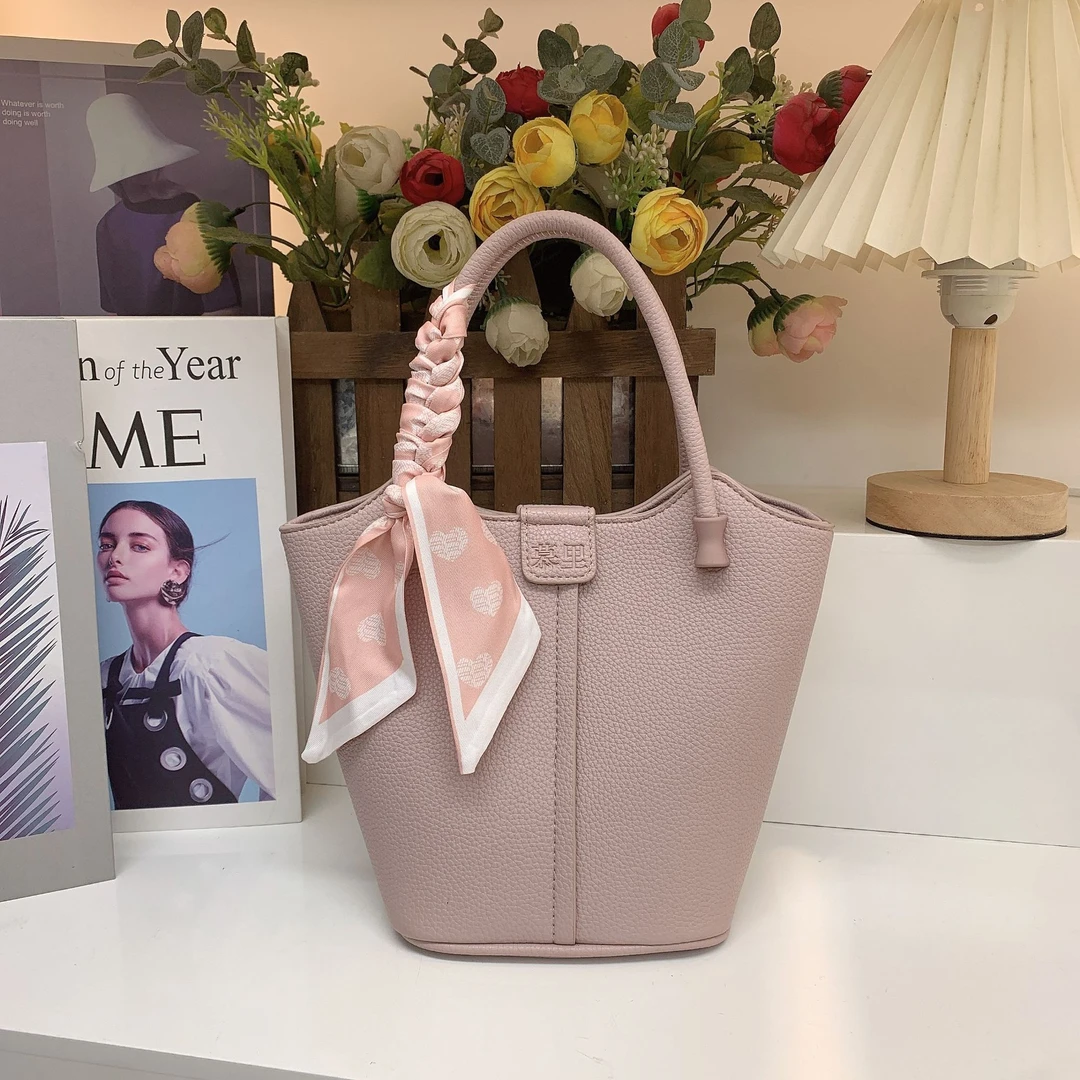 2025秋冬韩版轻奢简约小众时尚百搭荔枝纹水桶包手提包斜挎包女