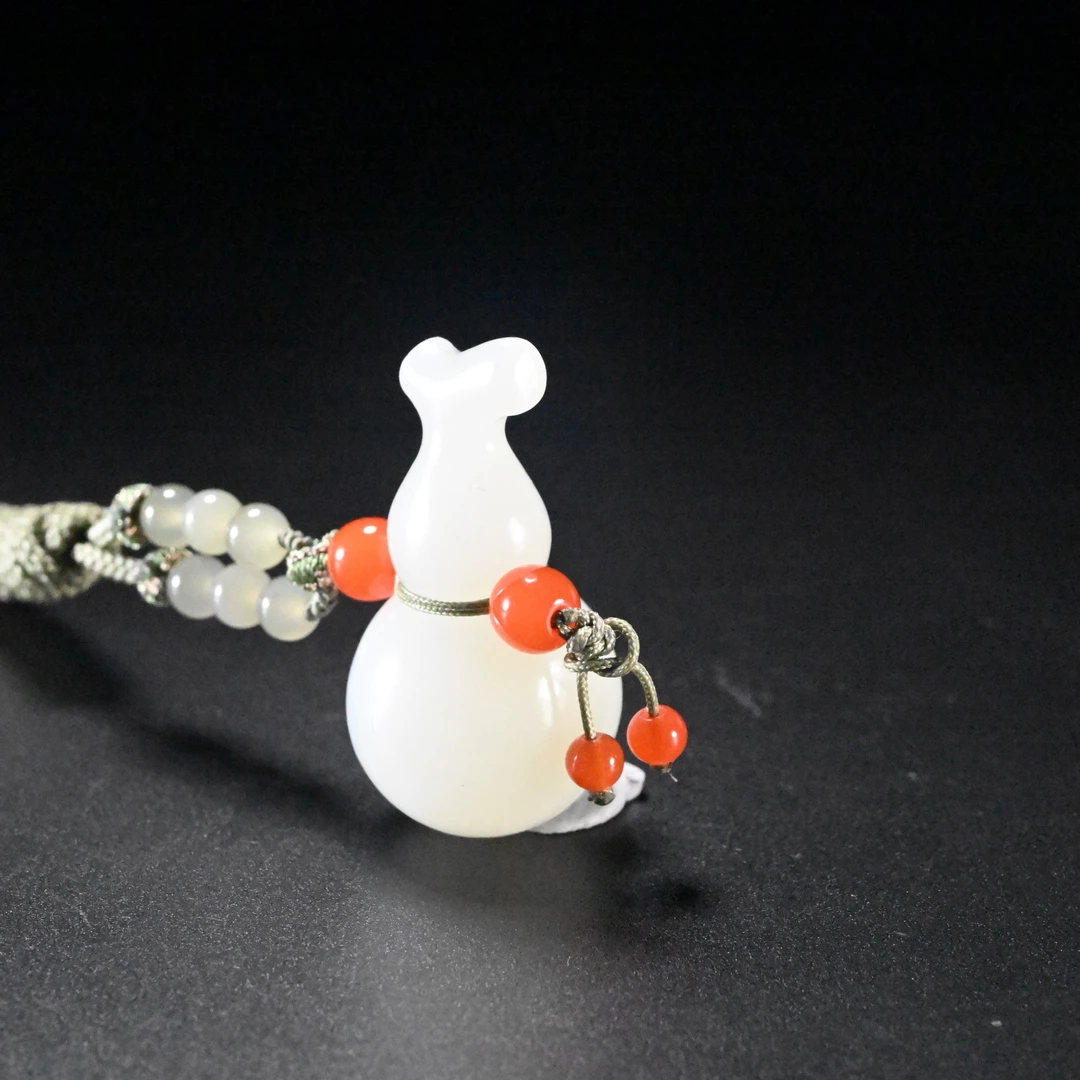 LOT8804 25YU103449 和田玉葫芦挂件/匡时