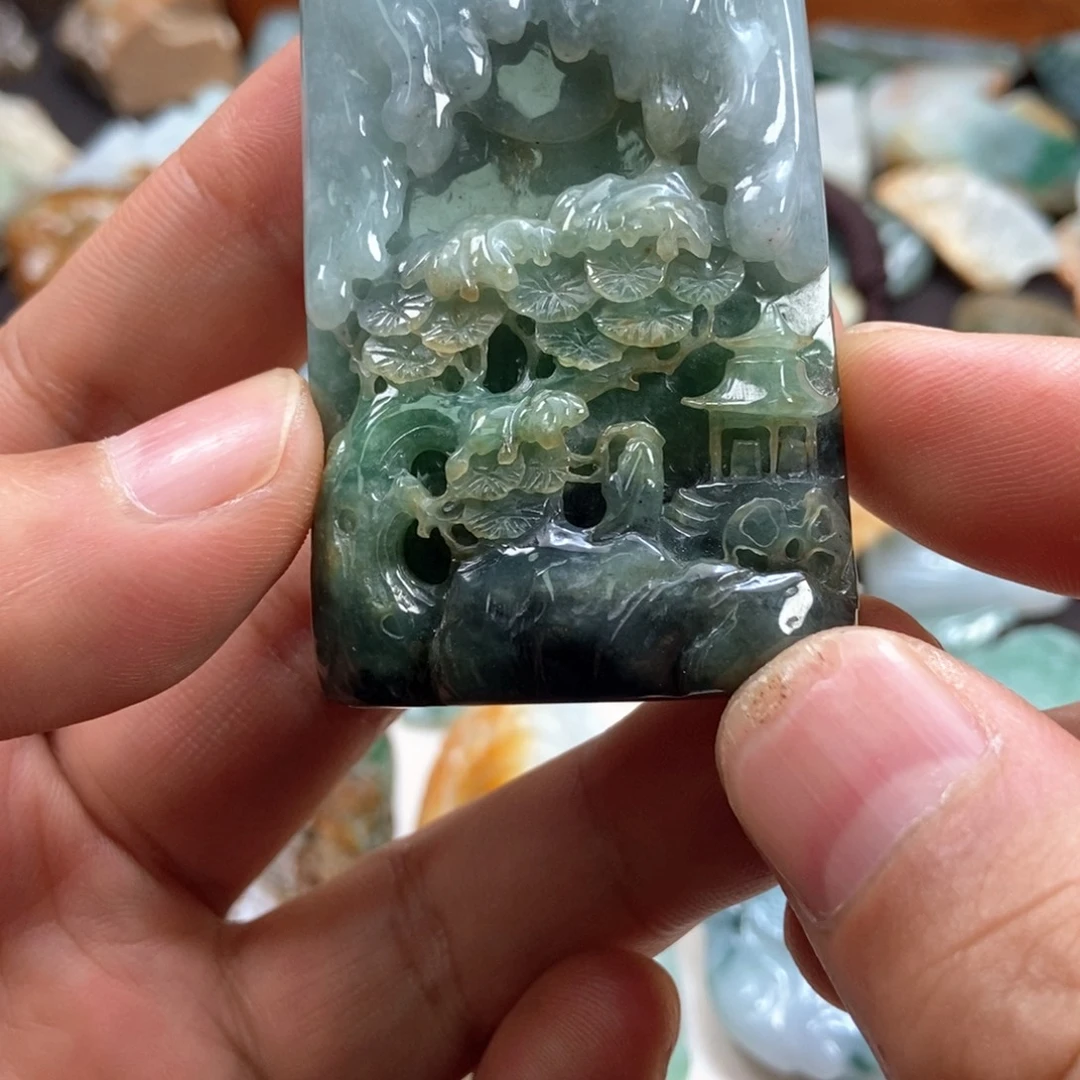 翡翠未镶嵌颈饰山水