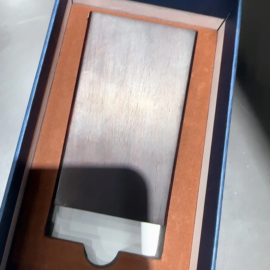 端景台紫檀木类烟盒，有瑕疵