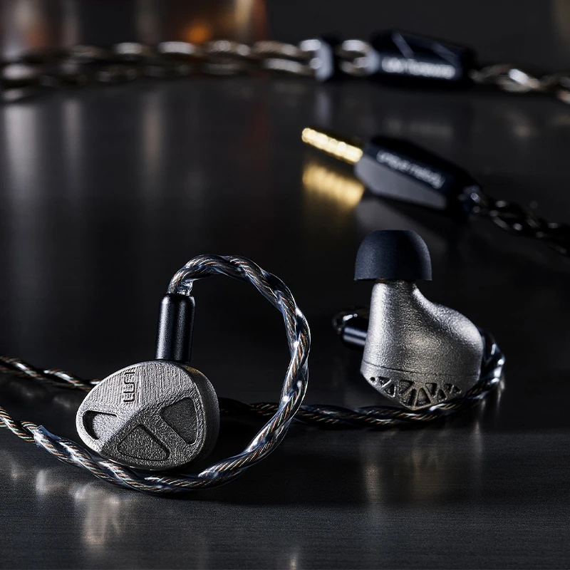 UM Stardust星尘双动圈与四动铁混合单元钛金属3D打印hifi入耳式