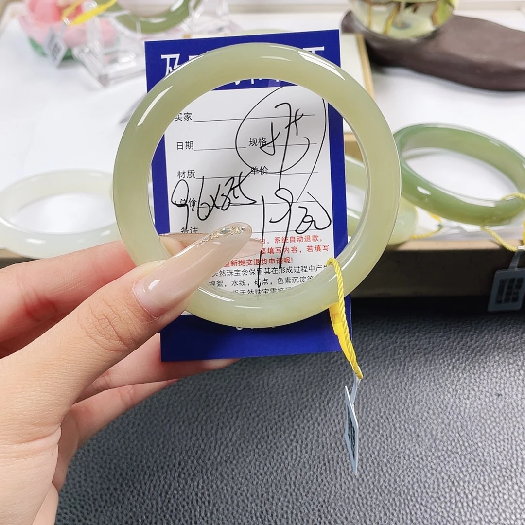 任***学和田玉未镶嵌手镯