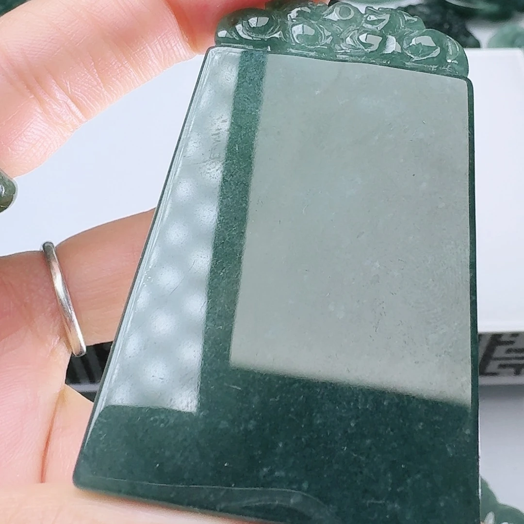 翡翠未镶嵌颈饰多样性发其一