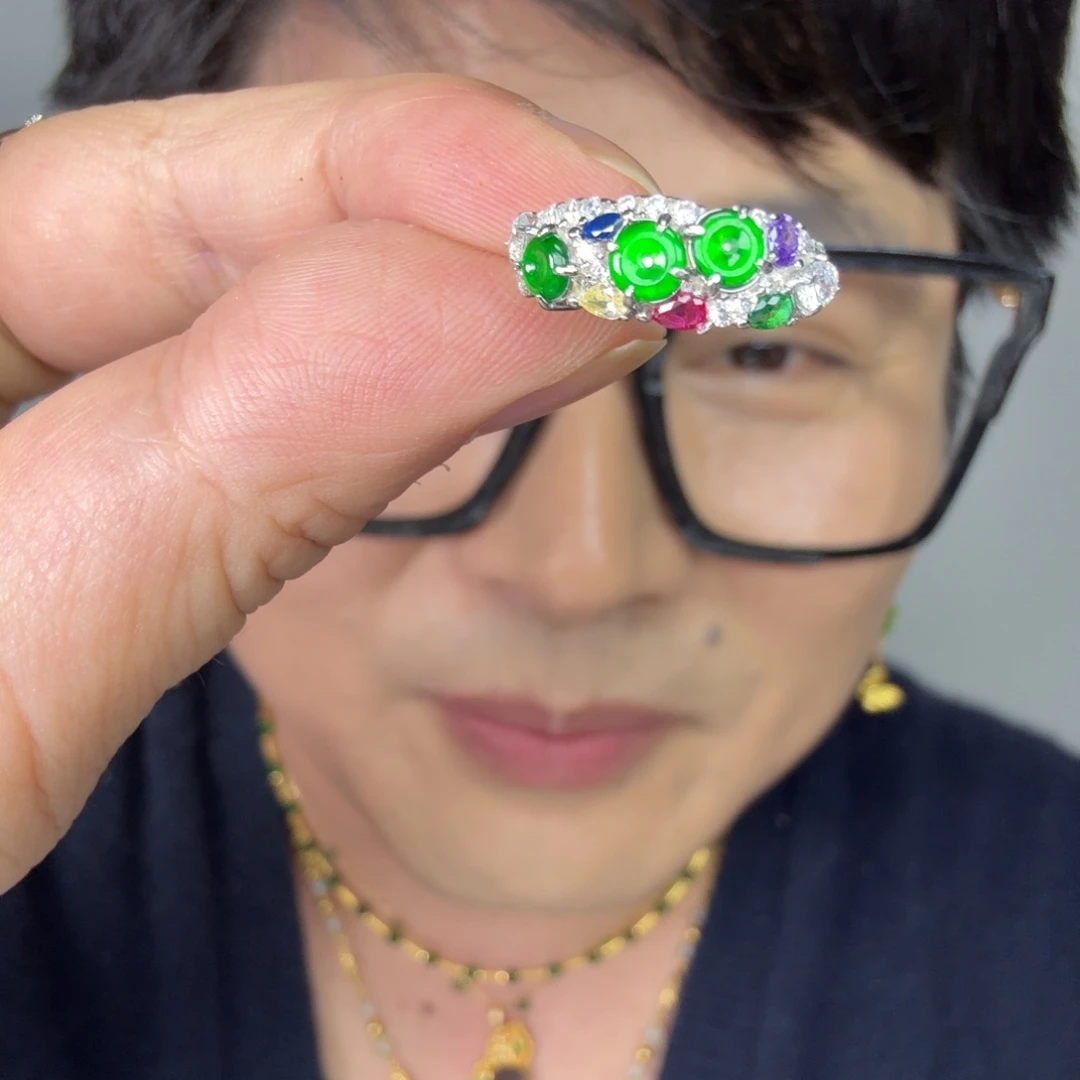 翡翠未镶嵌颈饰一件