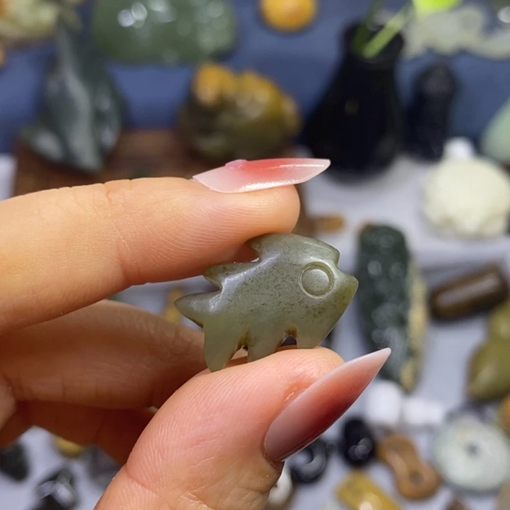 透闪石质玉未镶嵌挂件通孔小鱼骨