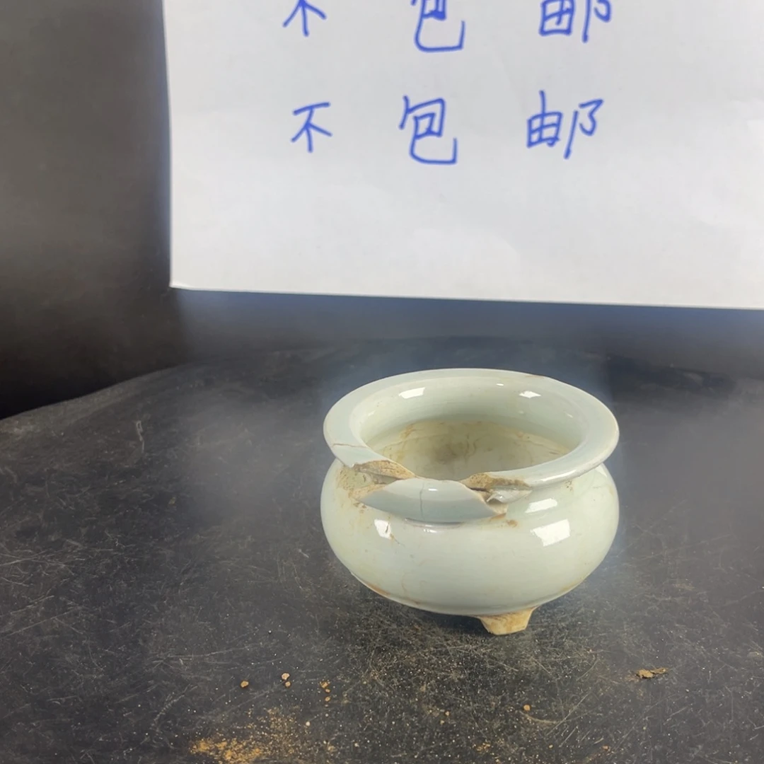 罐漂亮的小瓷器和