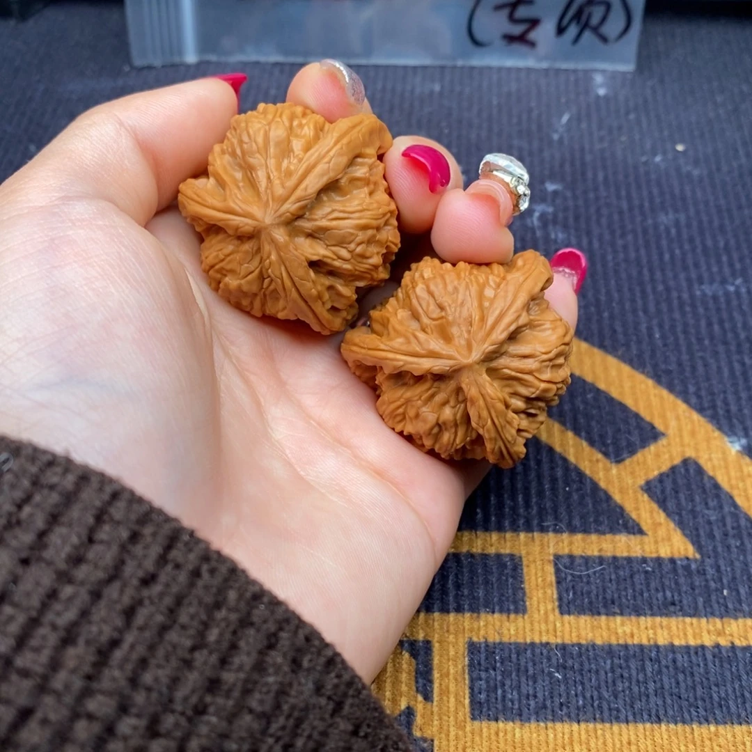 武***行文玩核桃把件白狮子