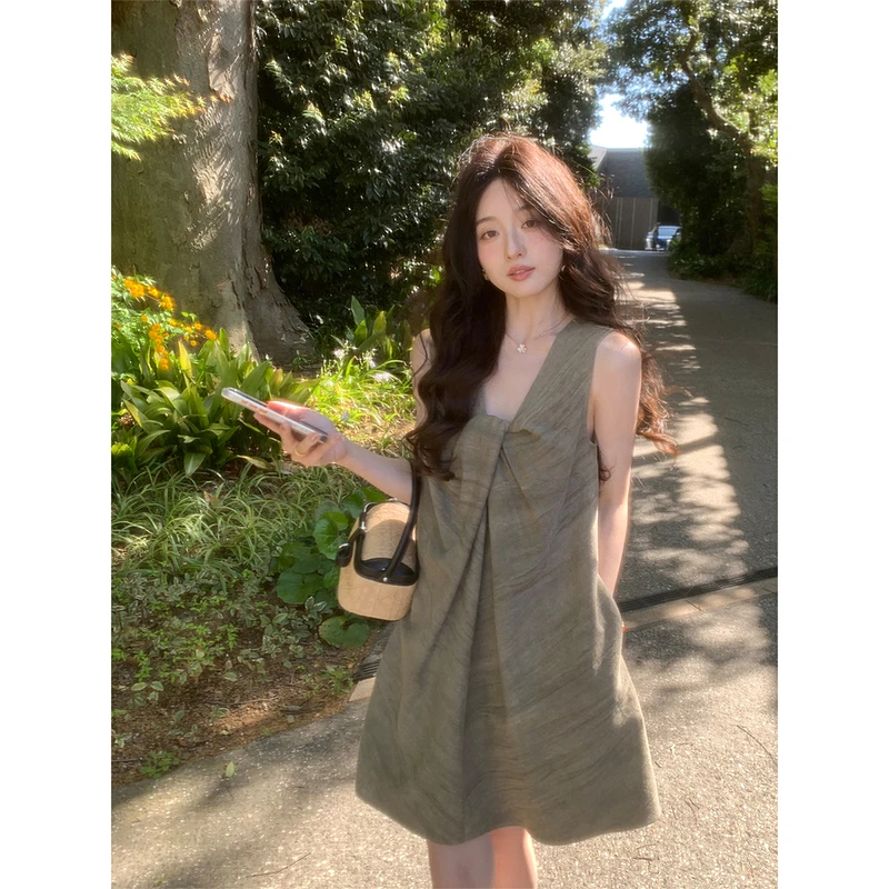 橄榄绿纽结设计感渐变纹理肌理感无袖U领连衣裙女夏季新款A字裙子