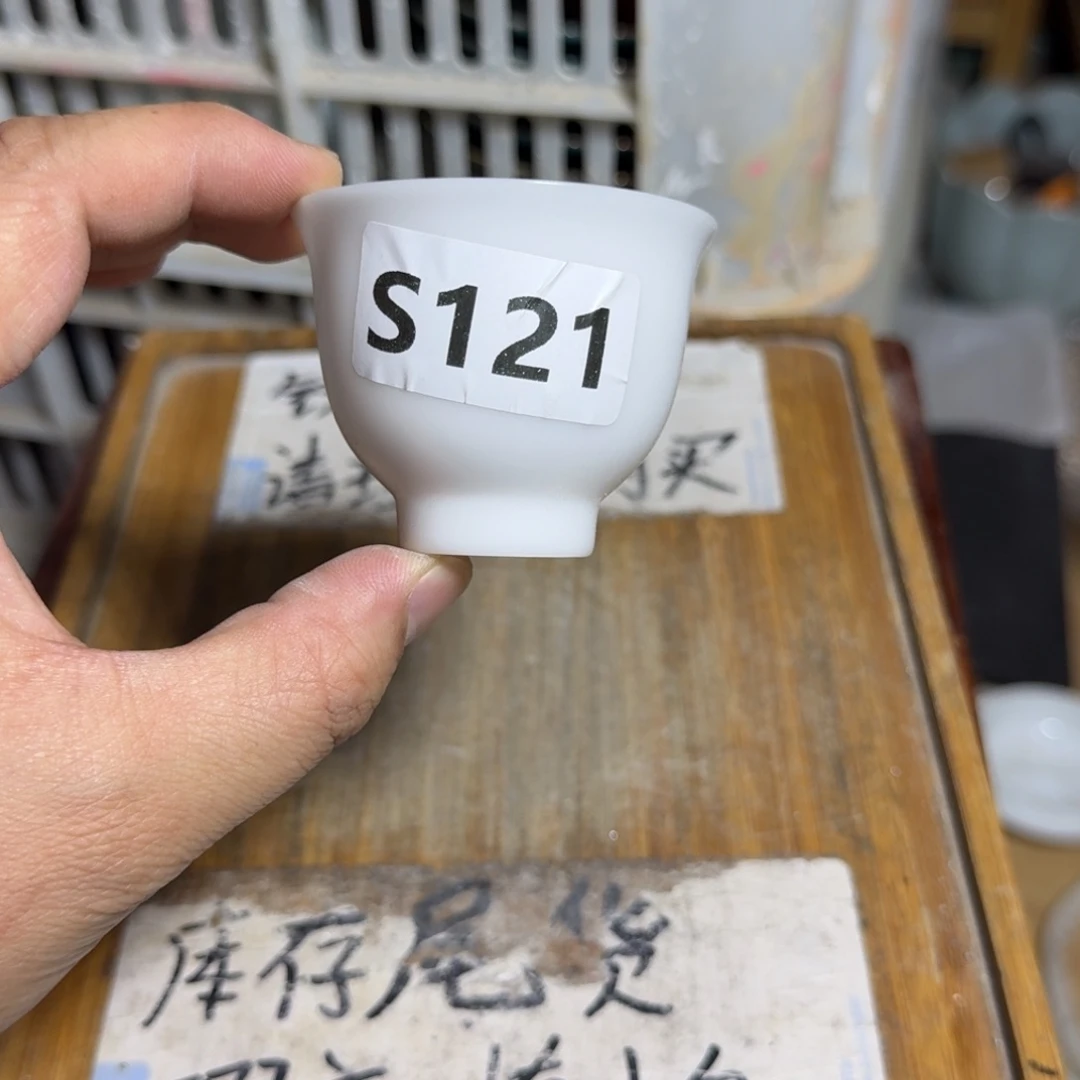 微瑕疵介意勿拍陶瓷器皿B004