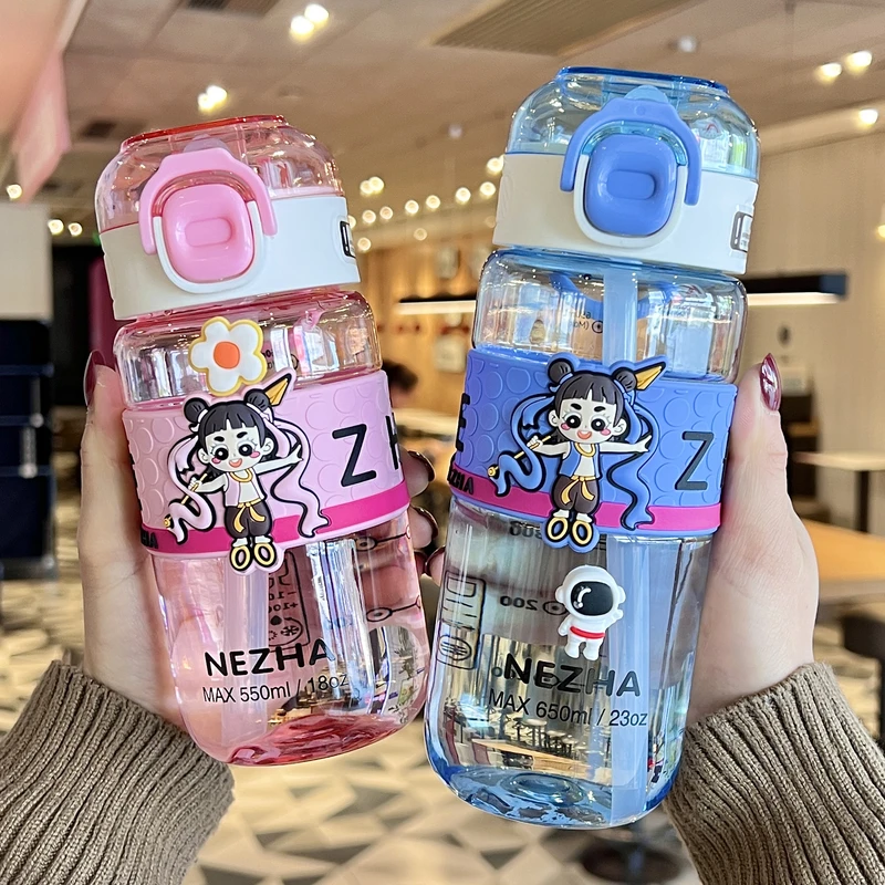 夏天儿童吸管水杯女生大容量幼儿园上学专用可爱小孩水瓶哪吒杯子