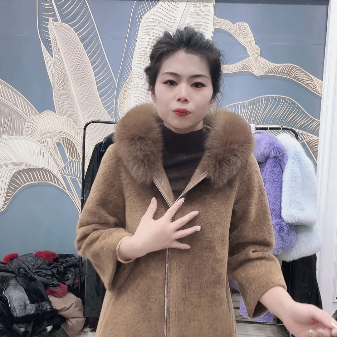 皮草搭配黑色西装