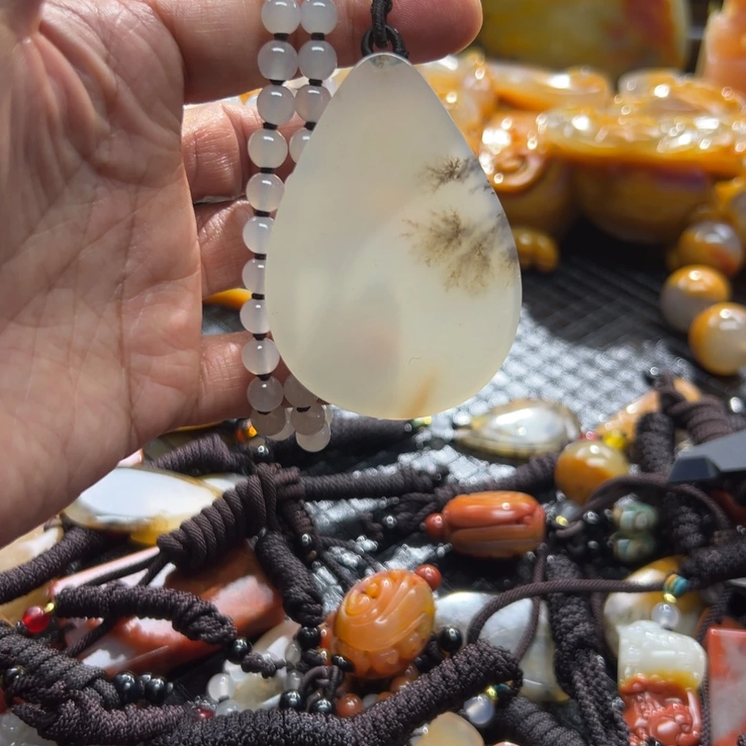 石英质玉未镶嵌颈饰