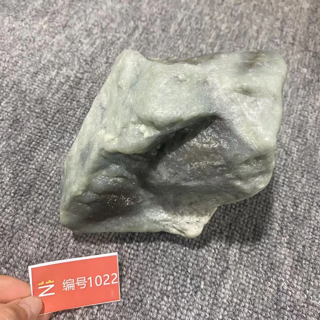 新疆玉料原石发一件编号1022