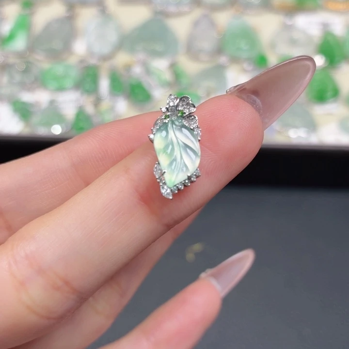 颈饰18K金镶嵌翡翠