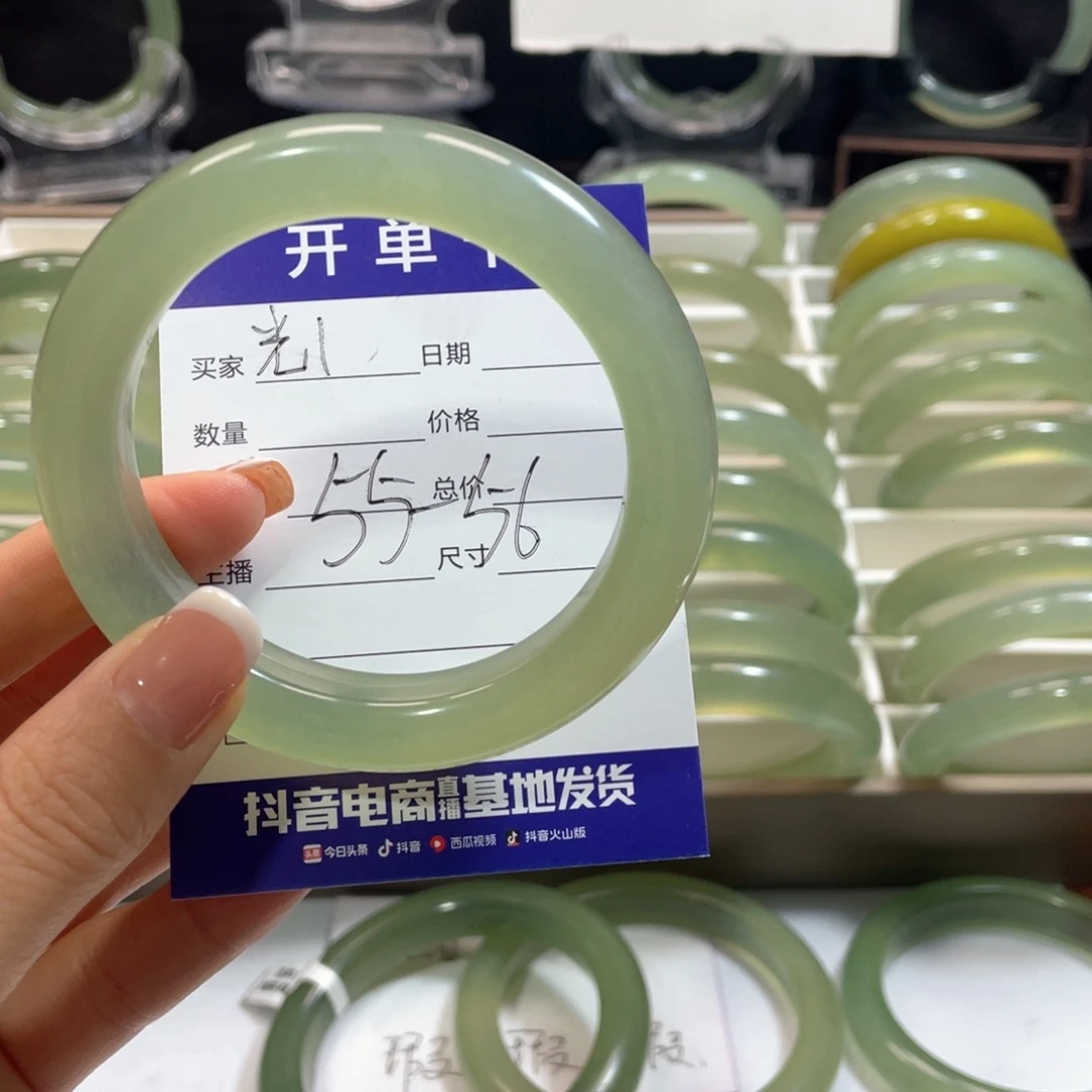 蛇纹石玉手镯未镶嵌谁****?