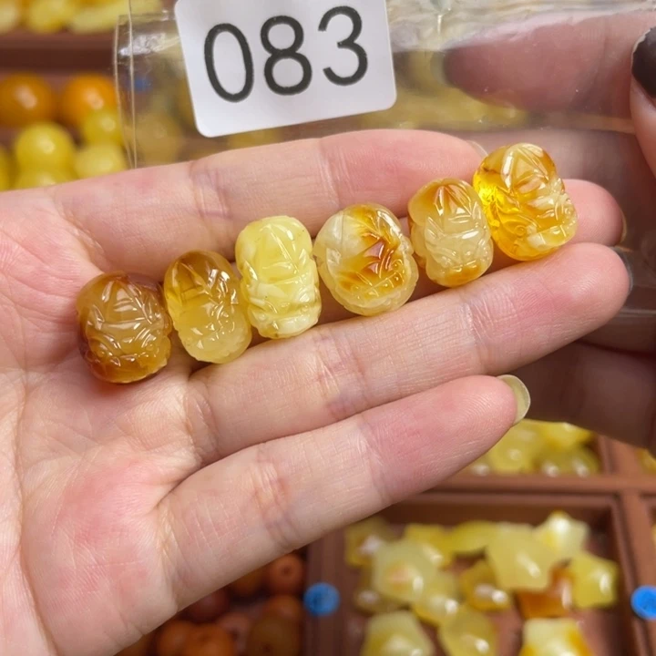 蜜蜡未镶嵌珠宝奇石俄料无优化小貔貅一个可挑选