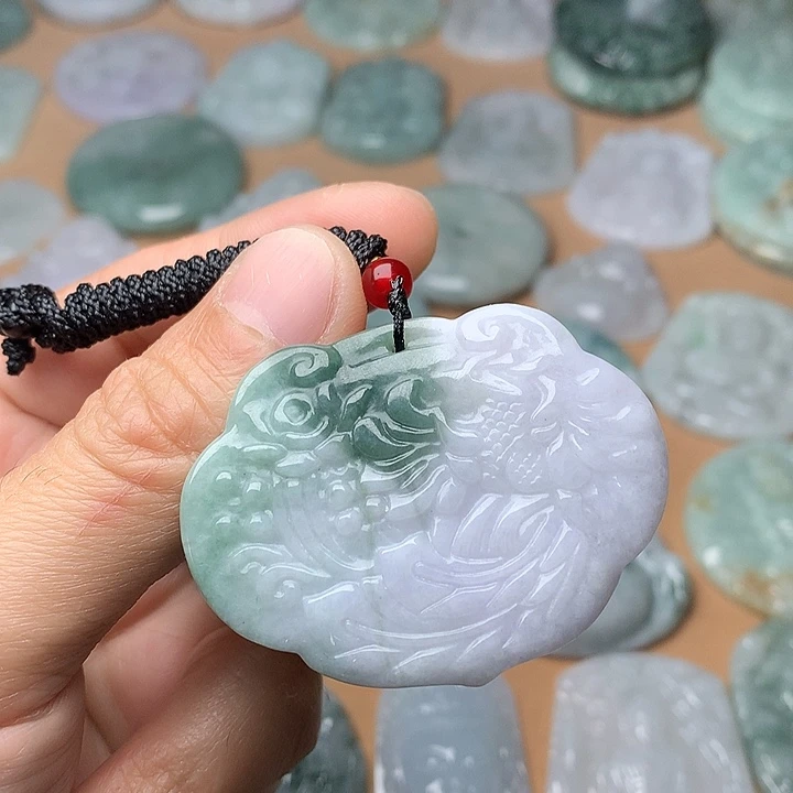 翡翠未镶嵌颈饰如意锁