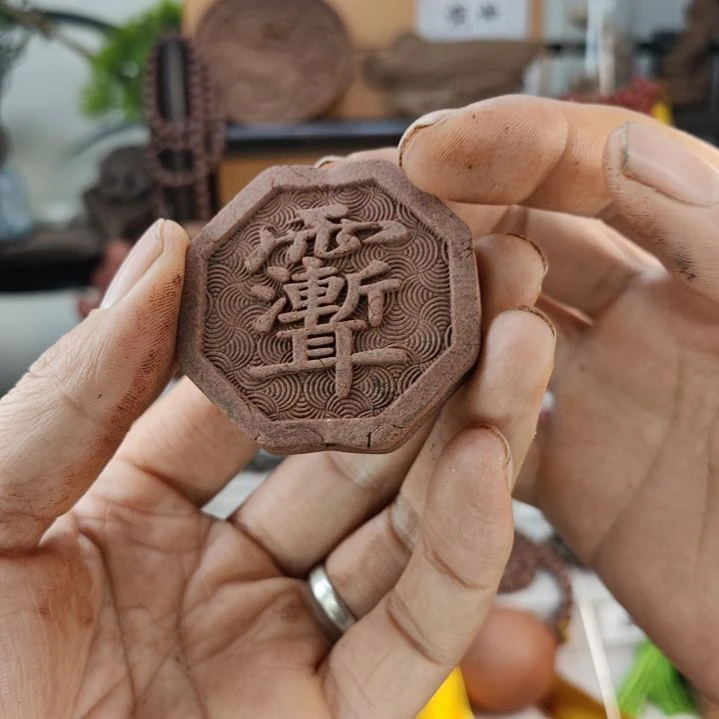 泥塑龙涎玫瑰道家紫薇牌瑕疵款