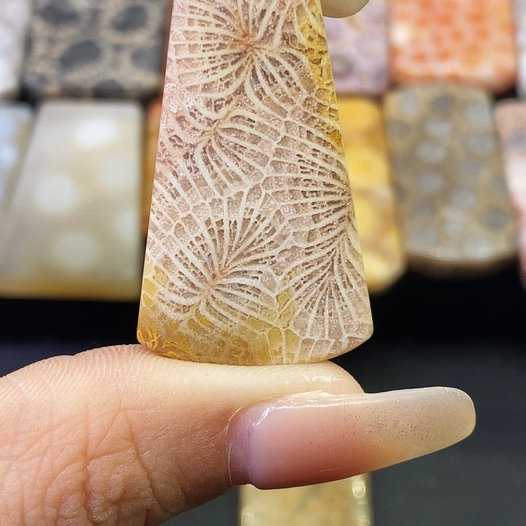 硅化玉颈饰合金吱*