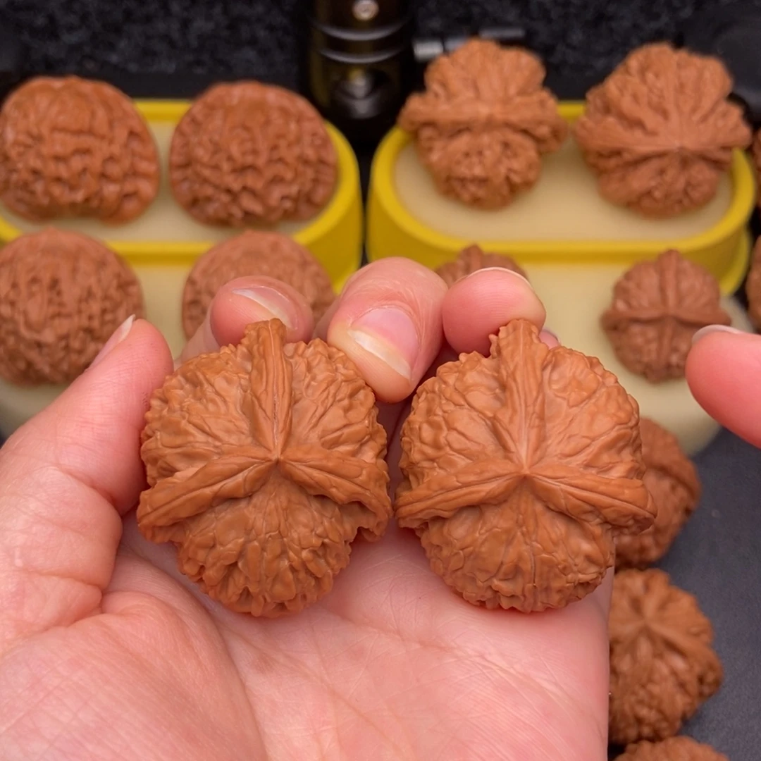 桃核把件39精品老树红皮金锭三棱