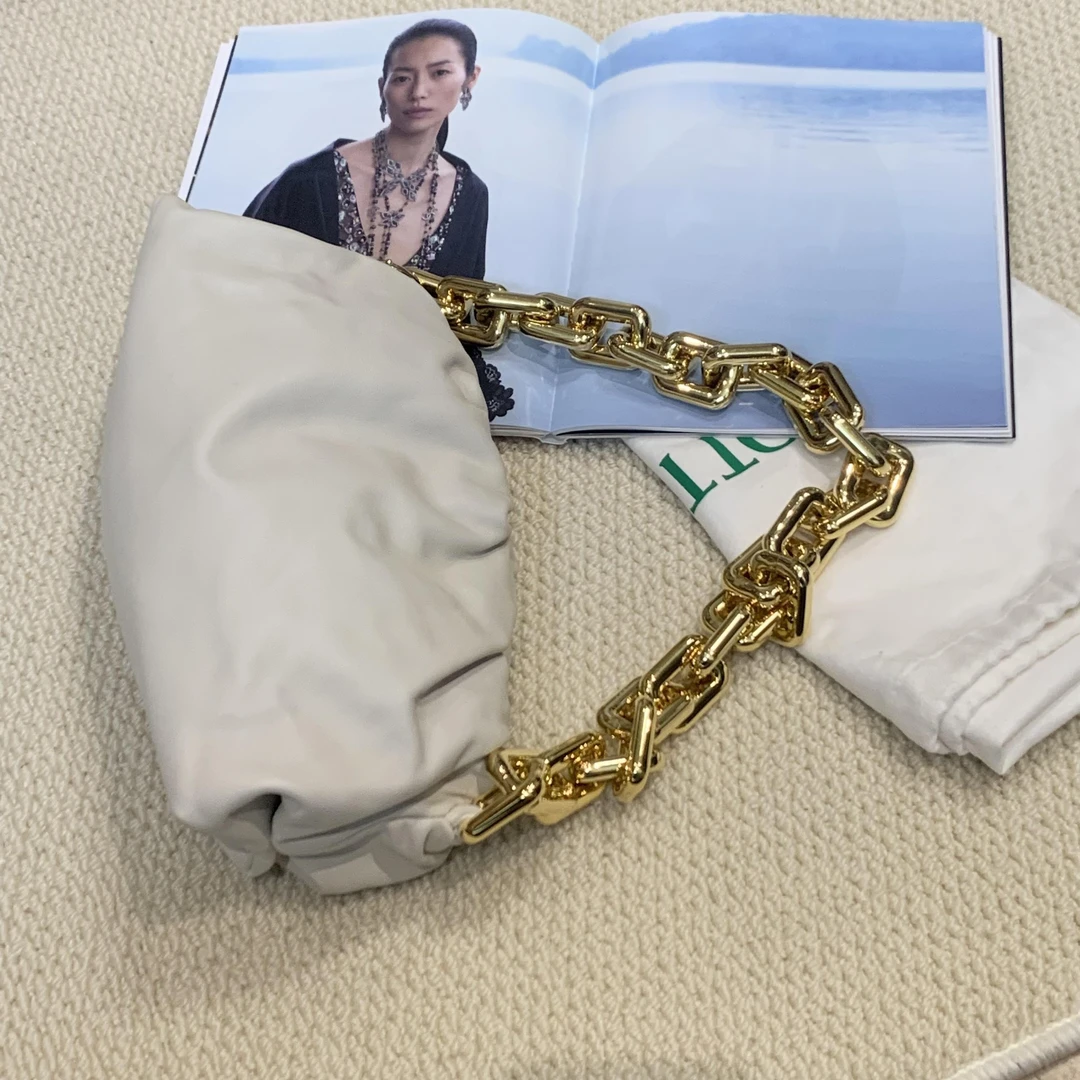 95新  壹臻/BV 米白色粗链条云朵包 61530609