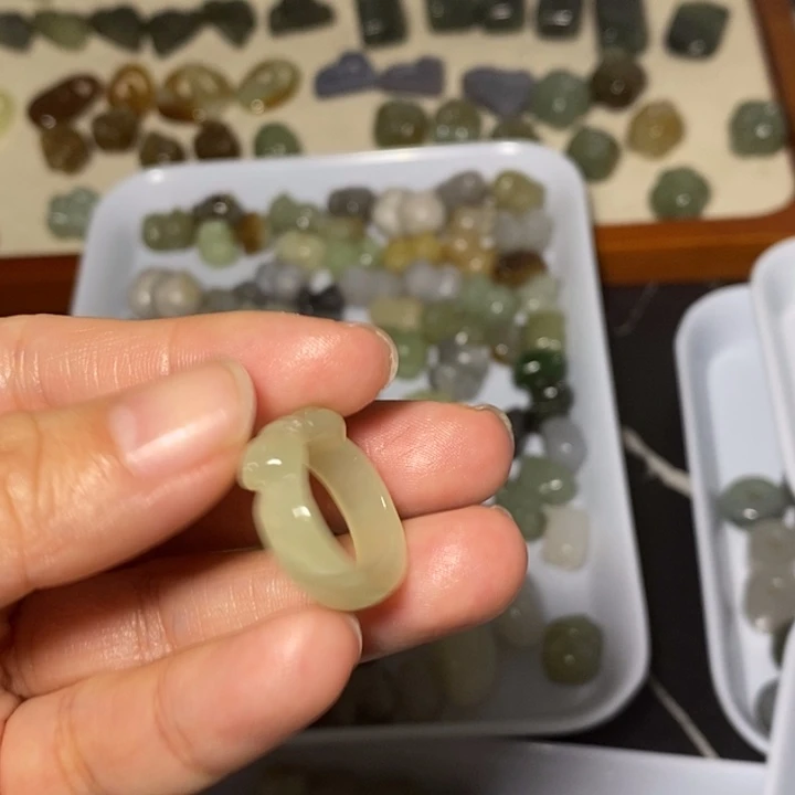 和田玉未镶嵌手链微瑕有裂纹