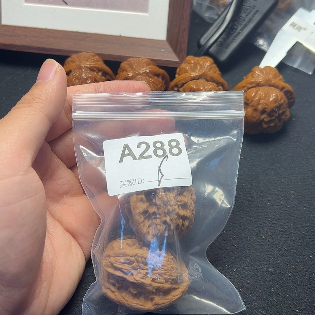 文玩核桃吊坠虎头