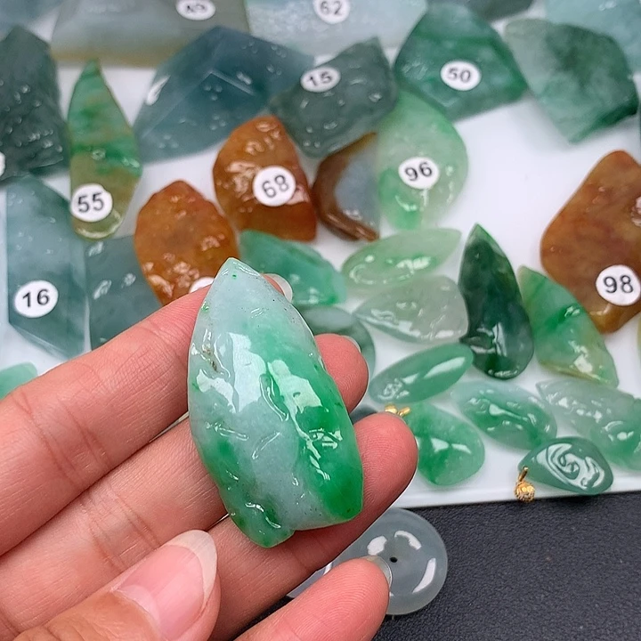 大***河翡翠未镶嵌颈饰随型