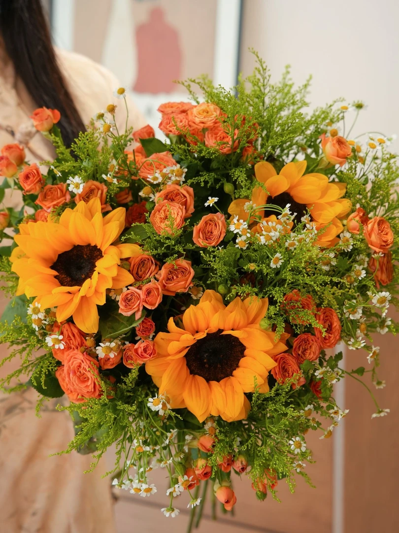 【精致生活】[橙芭比+向日葵+洋甘菊+黄莺草]家用鲜花 云南鲜花