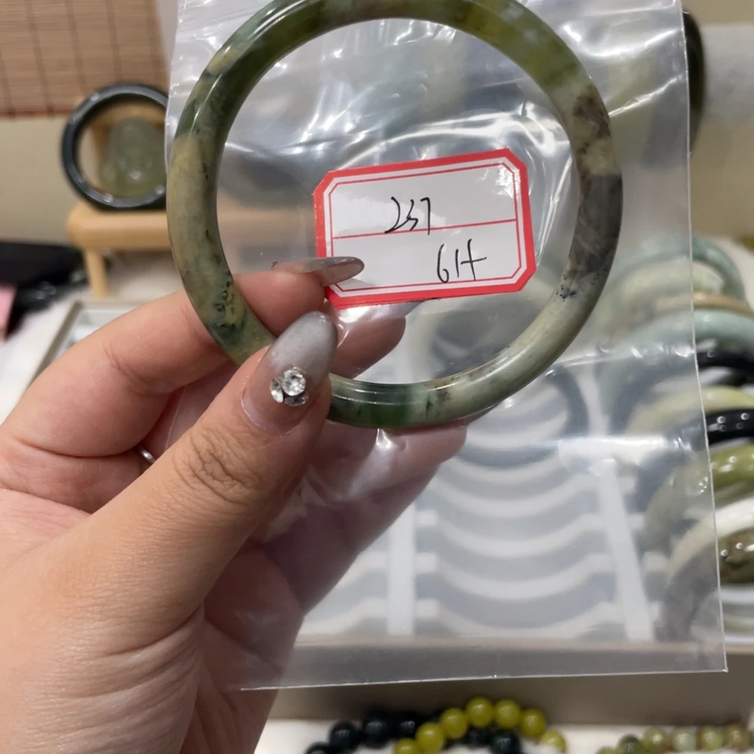 蛇纹石玉手镯未镶嵌