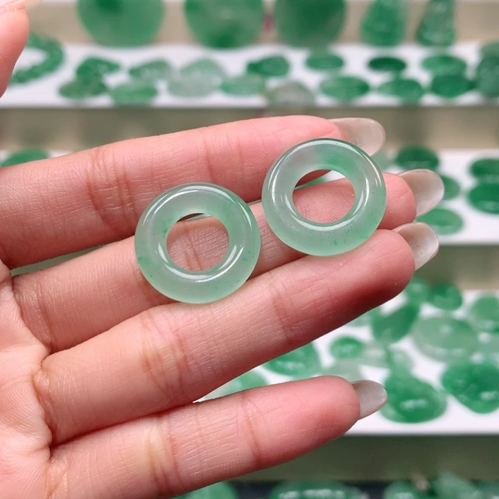 颈饰未镶嵌石英质玉