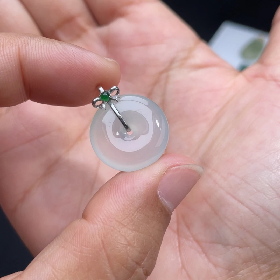 翡翠未镶嵌颈饰平安扣