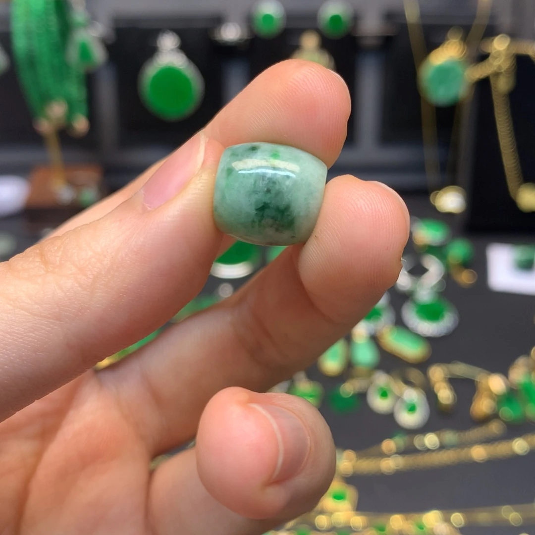 翡翠未镶嵌颈饰有纹裂