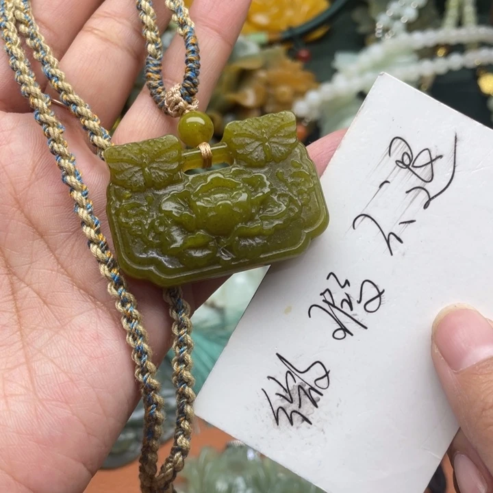 蛇纹石玉吊坠合金